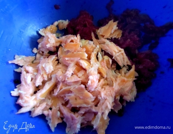 Смешать с лососем горячего копчения (можно заменить консервированной горбушей).