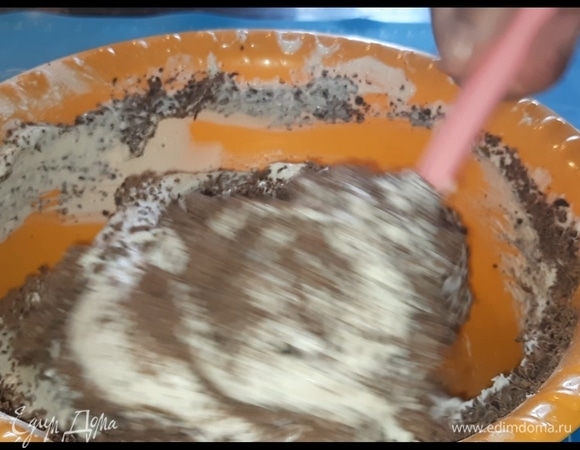 Всыпьте горький шоколад, натертый на крупной терке, и перемешайте.