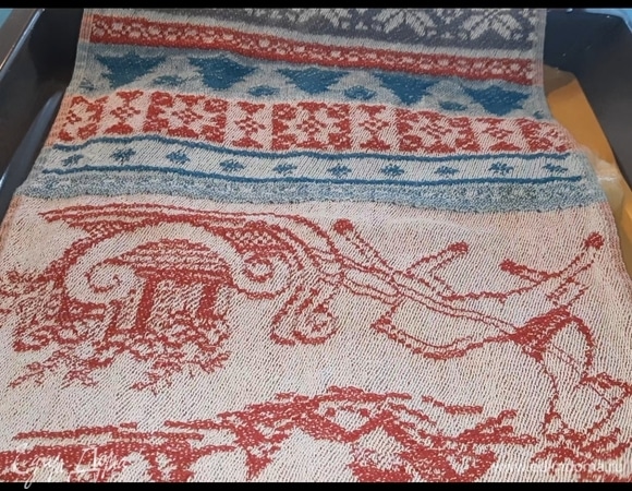 Отрывая от теста кусочки по 60 г, сначала скатайте в шарик. Затем руками сделайте из них лепешки прям на противень. Накройте полотенцем и дайте постоять при комнатной температуре 15 минут.