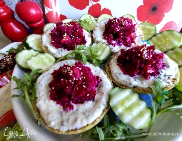 Нанести салат на намазку-соус.