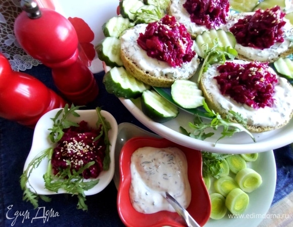 Можно обойтись одним соусом на хлеб или одним салатом на хлеб — будет тоже сытный перекус.