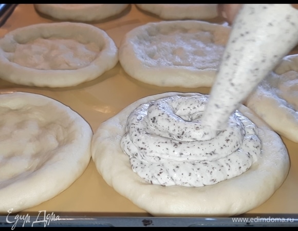 Распределите начинку в углубления.