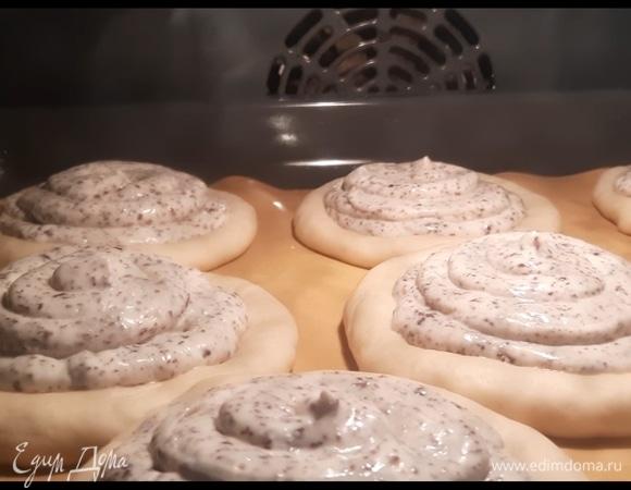 Выпекайте в предварительно разогретой духовке при 200°C 15 минут, по одному противню за раз.