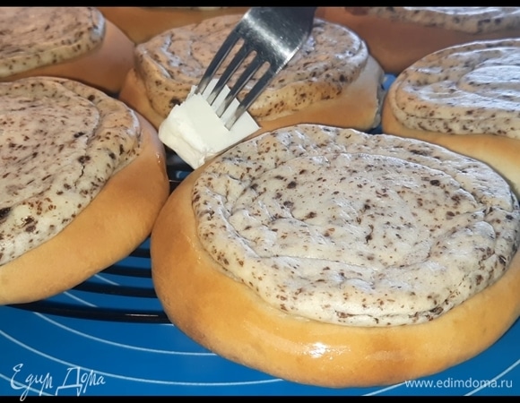 Горячие ватрушки выложите на решетку и бока смажьте сливочным маслом.