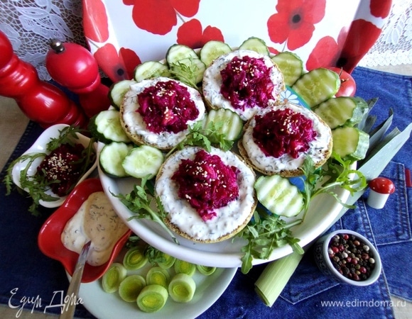 Этот хлеб не для хранения, его сразу подают, иначе он потеряет структуру и свежесть.