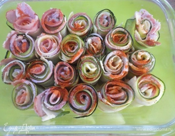 Форму для запекания смазать сливочныи маслом и выложить в нее рулетики. Сверху посыпать паприкой и перцем.