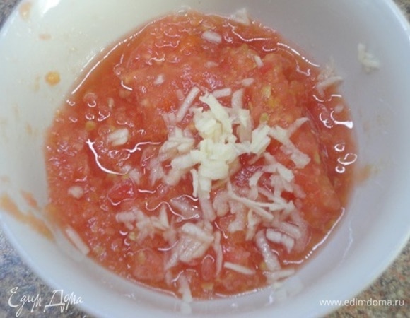 Кабачки вымыть и нарезать кружочками. Лук нарезать тонкими кольцами. Помидор очистить от кожицы, измельчить блендером, откинуть на ситечко и дать стечь части воды. Можно использовать готовые протертые томаты или любимый томатный соус. Чеснок порубить и перемешать с протертыми помидорами.