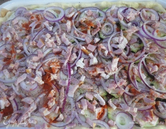 Оставшийся бекон нарезать мелкими кубиками и посыпать ими овощи. Добавить специи.