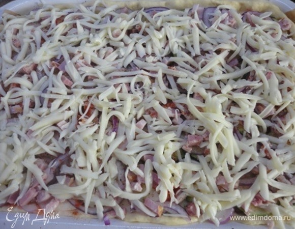 Моцареллу натереть на крупной терке и посыпать пирог.