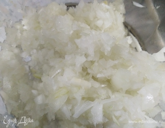 Лук измельчить в блендере.