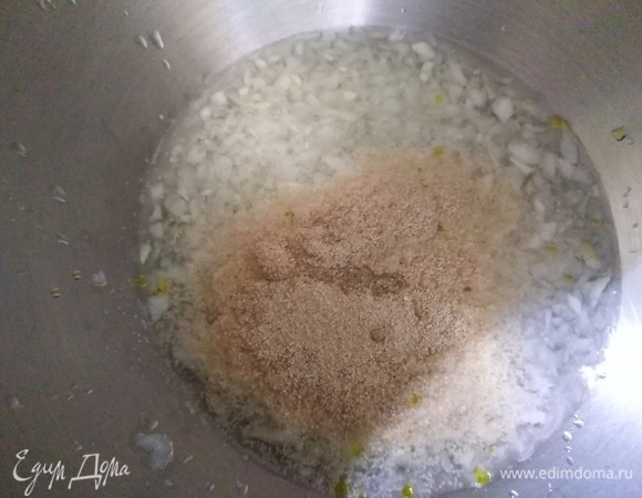 Соединить с водой, солью, сахаром, дрожжами и маслом.