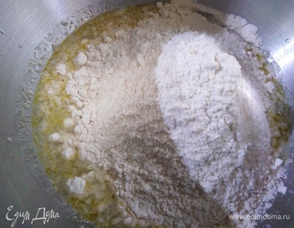 Всыпать муку.