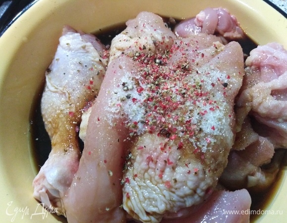 Курицу разделать, залить уксусом, соевым соусом, посыпать сахаром, солью и перцем. Перемешать и оставить мариноваться на 30 минут.