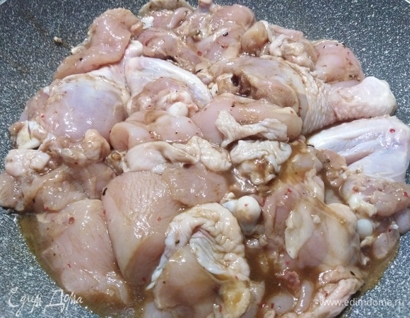 Выложить в сковороду, полить остатками соуса.