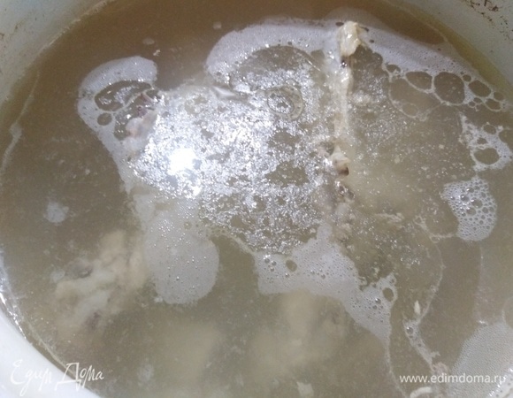 Я заранее приготовила куриный бульон на суповых частях. Отделила мясо от костей и мякоть бросила обратно в бульон.