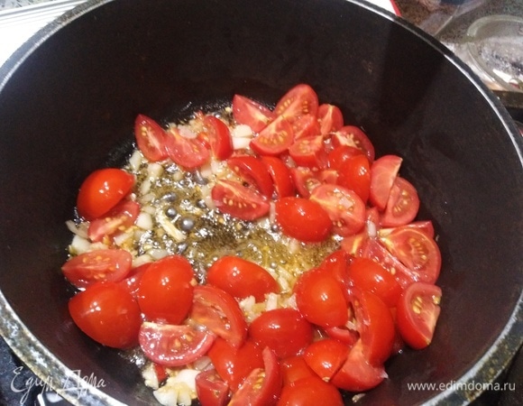 Обжарила рубленый чеснок до аромата, добавила нарезанный имбирь и перчик чили. Слегка обжарила, затем всыпала нарезанные помидоры черри. Пережарила.