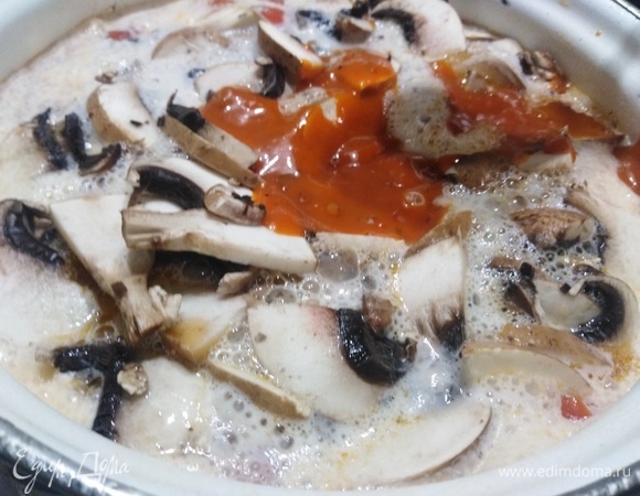 Засыпала нарезанные шампиньоны и пасту «Том Ям». Кипятила примерно 10 минут.