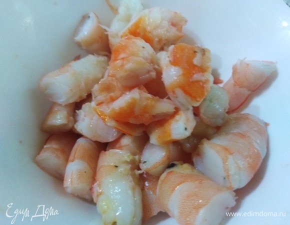 Всыпала нарезанные креветки, добавила сок лайма и рыбный соус.