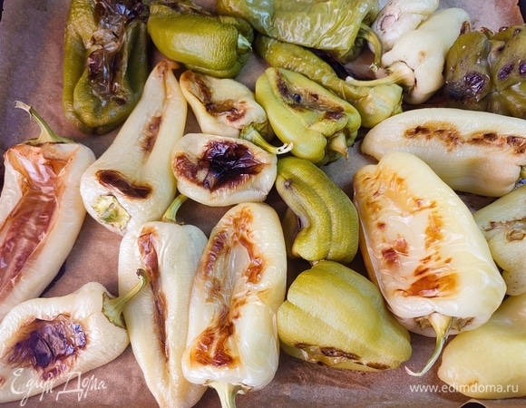 Перец помыть, хорошо обсушить. Выложить на противень и запечь при температуре 180°C до готовности.