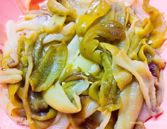 Готовый перец накрыть фольгой и дать ему остыть. После очистить от кожицы и семян. Разрезать перец на полоски, разложить по банкам.