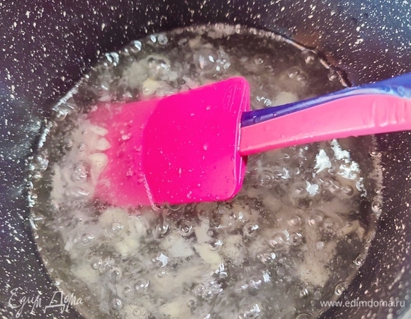 Для маринада растительное масло налить в сотейник и поставить на огонь нагреваться. Добавить мелко нарезанный чеснок. Прокалить до появления чесночного запаха. Добавить соль, сахар и воду. Прокипятить и влить уксус. Довести до кипения.