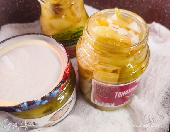 Залить маринадом перец. Поставить банки пастеризоваться на 10 минут. После закрыть банки крышками, укутать и оставить до полного остывания.