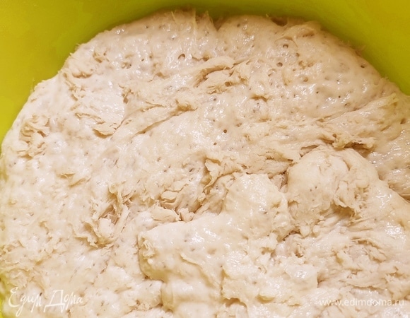 Для опары в теплой воде растворить дрожжи. Потом добавить муку, перемешать. Оставить в теплом месте на 3,5 часа.