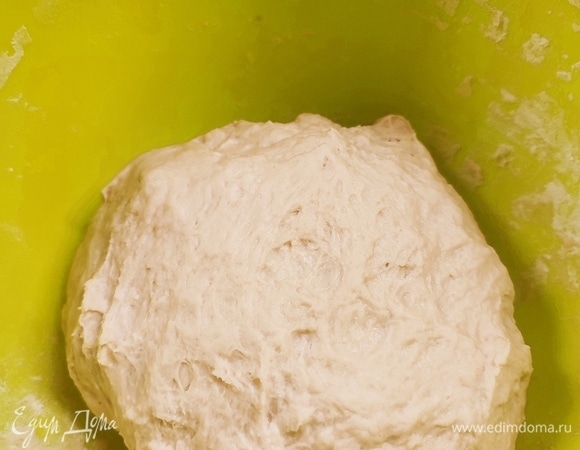 Для теста в опару добавить воду, соль и сахар. Все хорошо перемешать. Постепенно всыпать муку и замесить тесто. Месить минут 10. В самом конце добавить размягченное сливочное масло. Вымесить до однородности. Оставить тесто подниматься на 1,5 часа. Через 45 минут обмять.