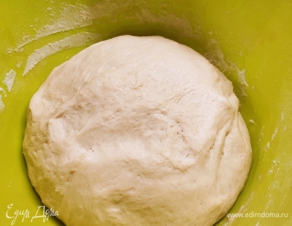 Поднявшееся тесто уложить в форму и оставить на 1 час. Выпекать 10 минут при температуре 250°C, потом 30 минут при температуре 200°C.