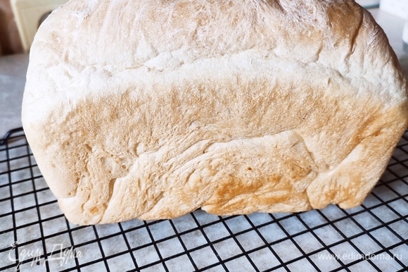 Готовому хлебу дать полностью остыть на решетке.