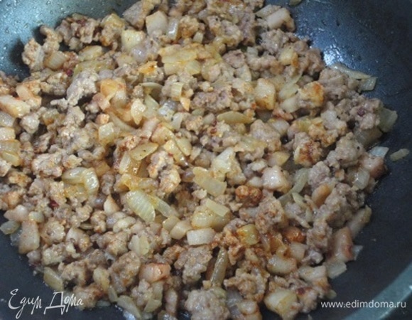 Лук нарежьте мелкими кубиками и обжарьте на растительном масле (или копченой грудинке) до золотистого цвета. Добавьте фарш, хорошо его размешайте, чтобы не было комочков, посолите, поперчите. Готовьте недолго, только до побеления мяса. Добавьте паприку, перемешайте и уберите с плиты.