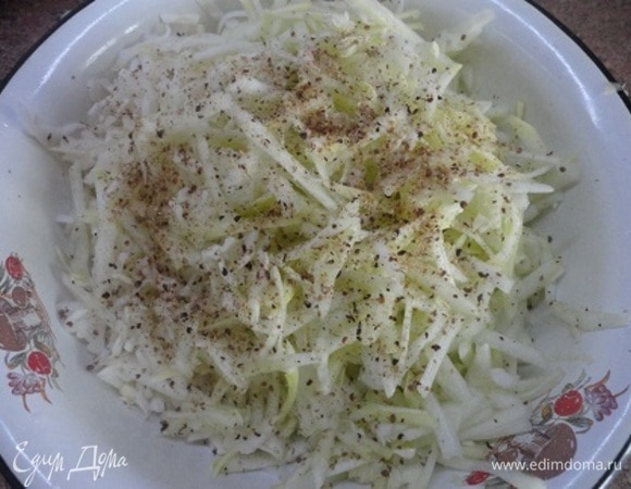 Нашинкуйте капусту, кабачки натрите на крупной терке. Сложите все ингредиенты в отдельную емкость. Посолите, поперчите. Хорошо перемешайте.