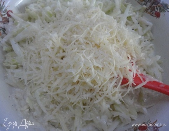 50 г сыра натрите на мелкой терке и добавьте к овощам. 20 г оставьте для финальной посыпки. Взбейте венчиком яйца, добавьте к ним сметану, майонез. Перемешайте. Залейте этой смесью овощи. Еще раз все перемешайте.