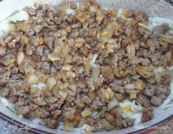 Форму для запекания смажьте сливочным маслом. Переложите в нее половину овощной заготовки, затем выложите фарш.