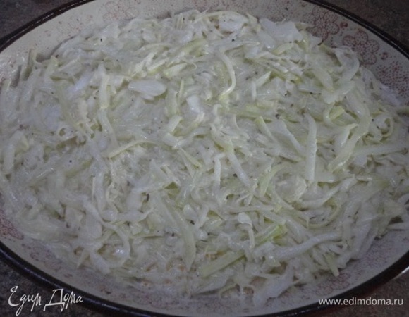 Сверху выложите оставшиеся овощи и распределите равномерно с помощью лопатки.