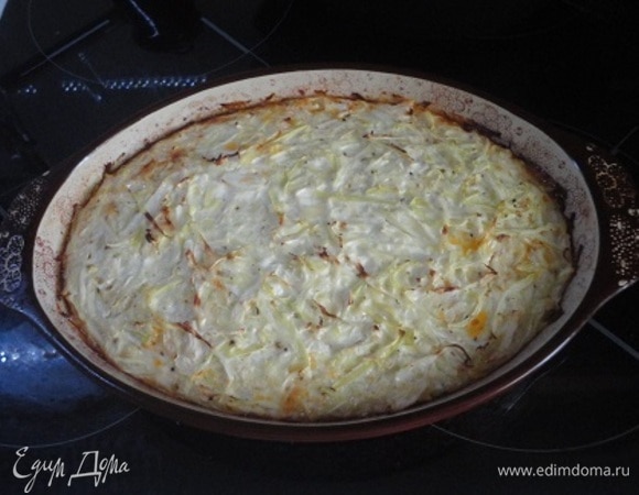 Поместите запеканку в разогретый до 180°С духовой шкаф. Выпекайте 35–40 минут. За 7 минут до готовности посыпьте запеканку тертым твердым сыром.