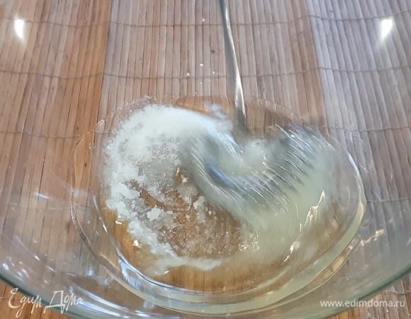 В растительное масло насыпьте сахар, соль, соду и перемешайте.