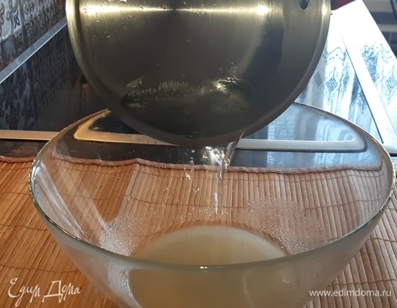 Затем влейте кипящую воду.