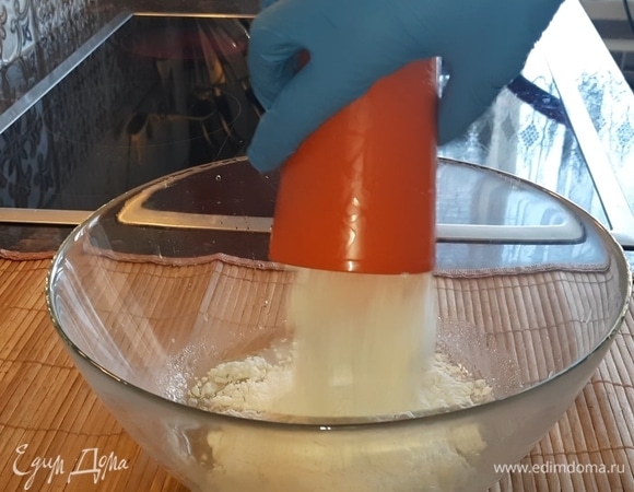 И сразу же всыпьте просеянную муку.