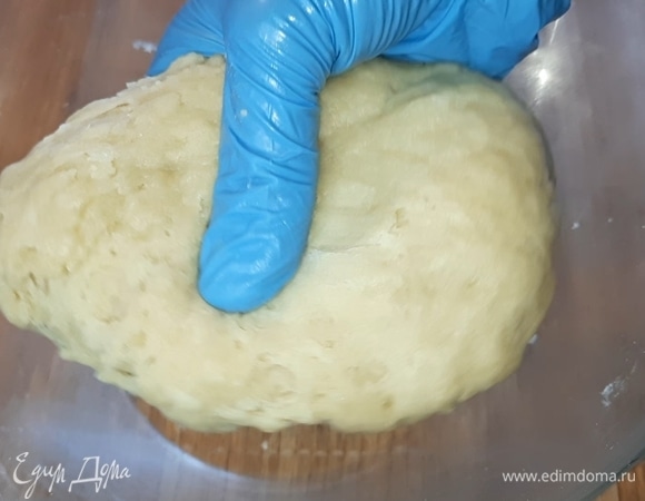 Месите тесто сначала лопаточкой, а потом руками.