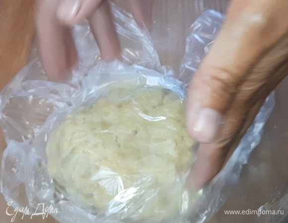 Накройте пленкой и отставьте в сторону. В холодильник убирать не надо.