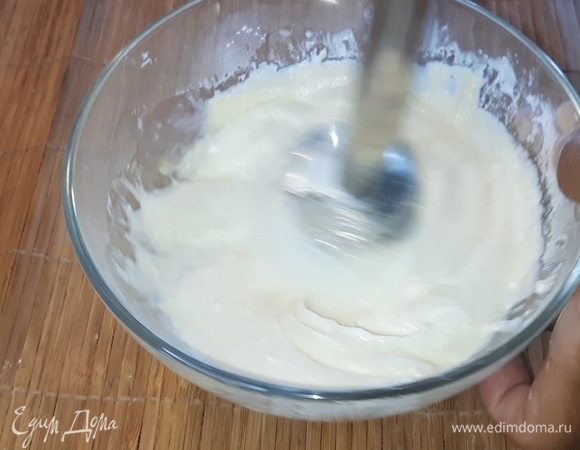 В творог вбейте яйцо, добавьте 50 г сахара, ванилин и крахмал. С помощью блендера смешайте. Если будет густовато, можно добавить немного сметаны, но масса не должна быть текучей, так как неудобно потом сворачивать края.