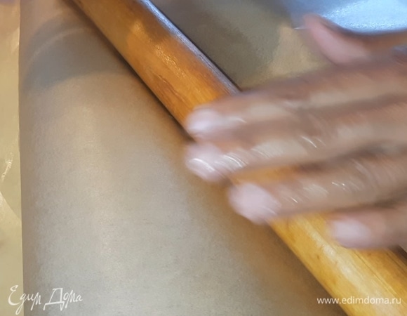 Раскатайте тесто между листами пергамента так, чтобы оно было больше диаметра формы на 6–7 см. Диаметр моей формы — 22 см и 3 см высота бортиков.