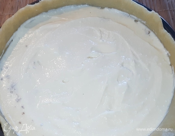 На шоколадную стружку выложите творожную массу.