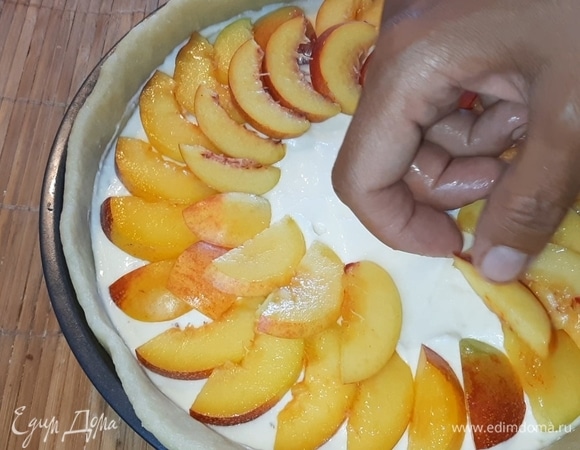 А сверху разложите нарезанные пластинками нектарины.