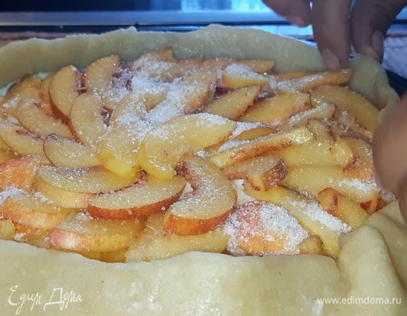 Подверните края теста к середине пирога.