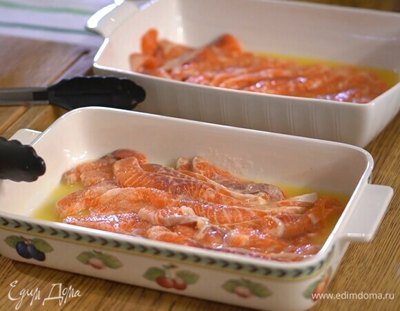 Семгу нарезать тонкими полосками, разложить в две стеклянные или керамические емкости, посолить и полить лимонным соком.