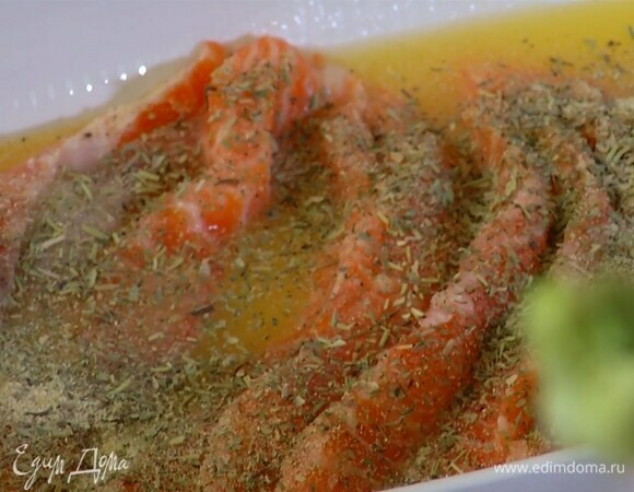 Рыбу в одной из емкостей посыпать сладкой паприкой, сушеным чесноком и прованскими травами.