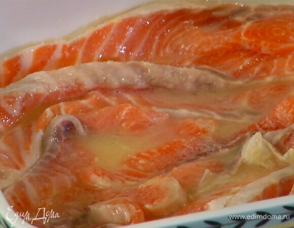 Оставить семгу мариноваться на 10‒15 минут.