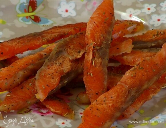 Выложить рыбу на поддоны и сушить в сушилке 10 часов.